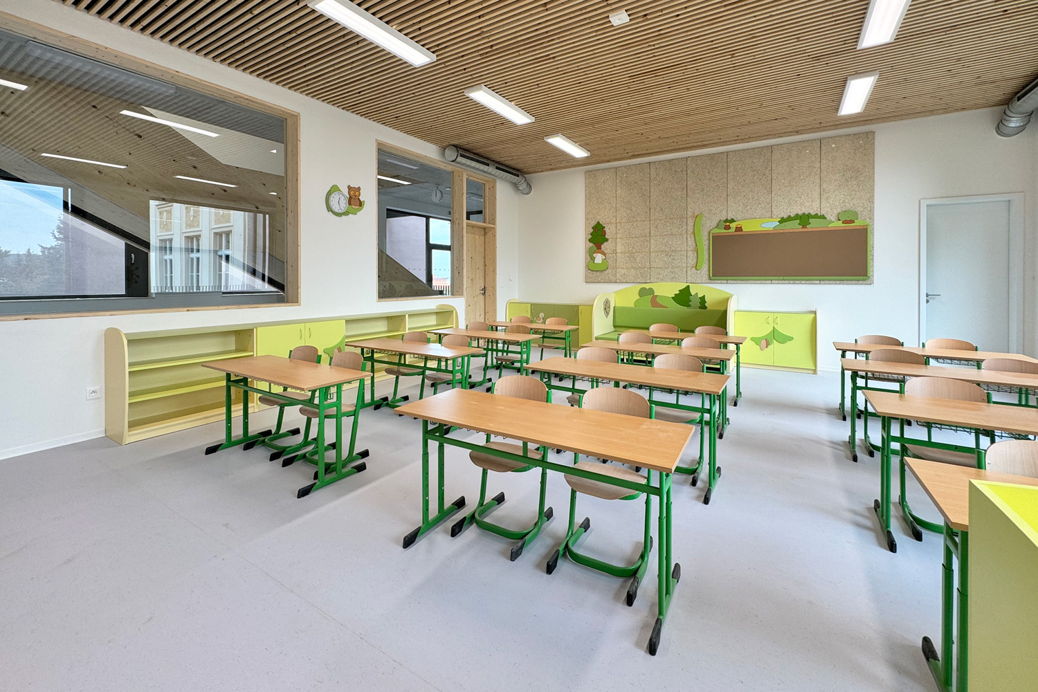 Vybavení třídy pro první ročník základní školy - pohovka, skříňky, nástěnky, hodiny
