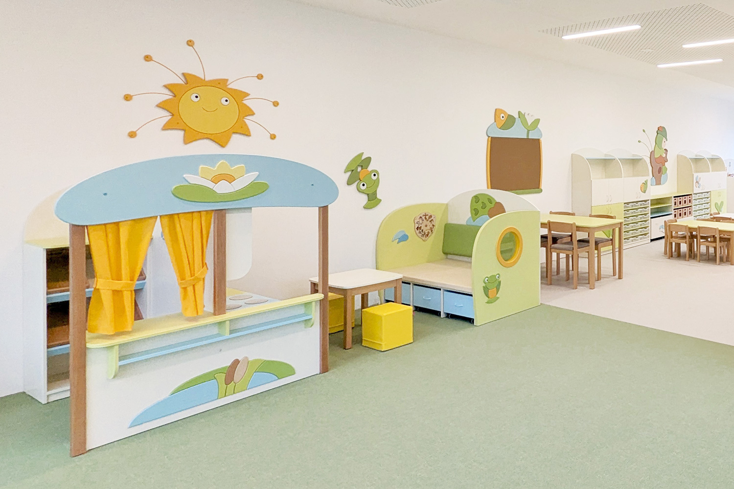 Vybavení dětské skupiny - dětský kosmetický stolek, multifunkční T-koutek, relaxační pohovka, dekorace