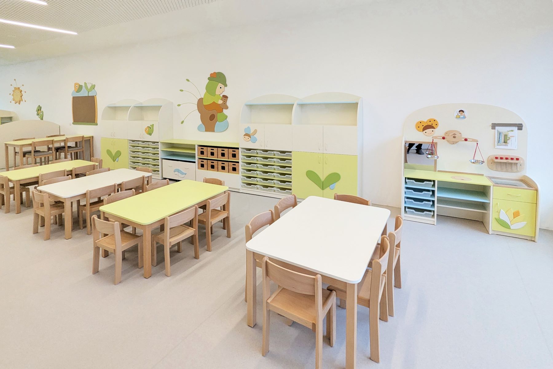 Vybavení dětské skupiny - třída - stoly, židle, koutek Pokusy a objevy, sestava úložných skříní