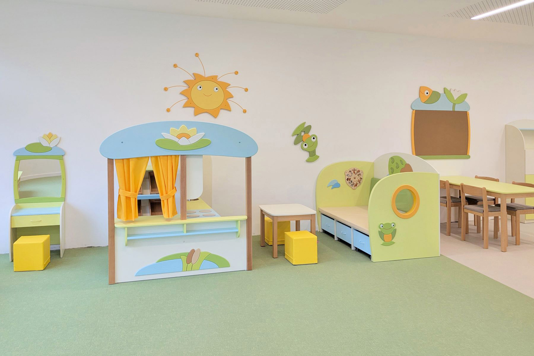 Vybavení dětské skupiny - dětský kosmetický stolek, multifunkční T-koutek, relaxační pohovka, dekorace