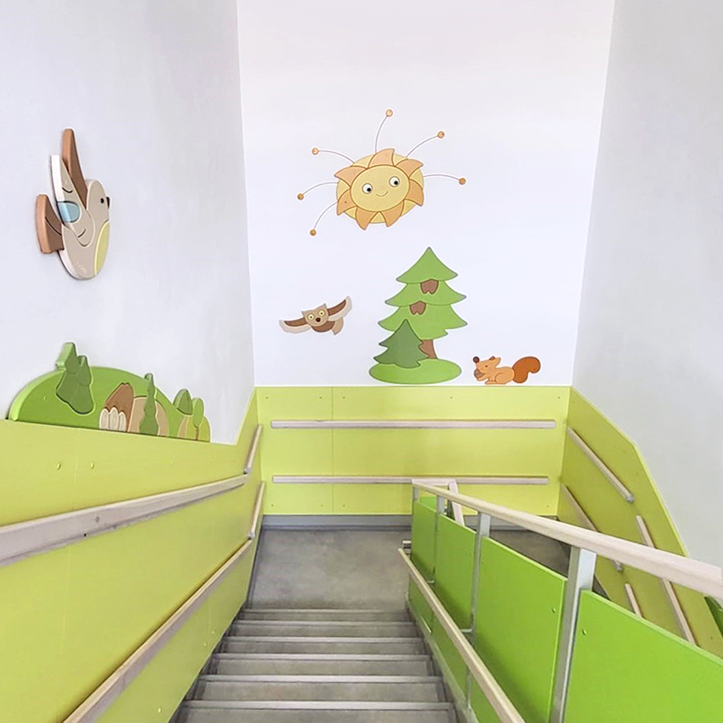 Realizace obkladu a dekorací – téma Les Realizace schodiště v MŠ - ochranný obklad a nástěnné dekorace třída Ptáčků