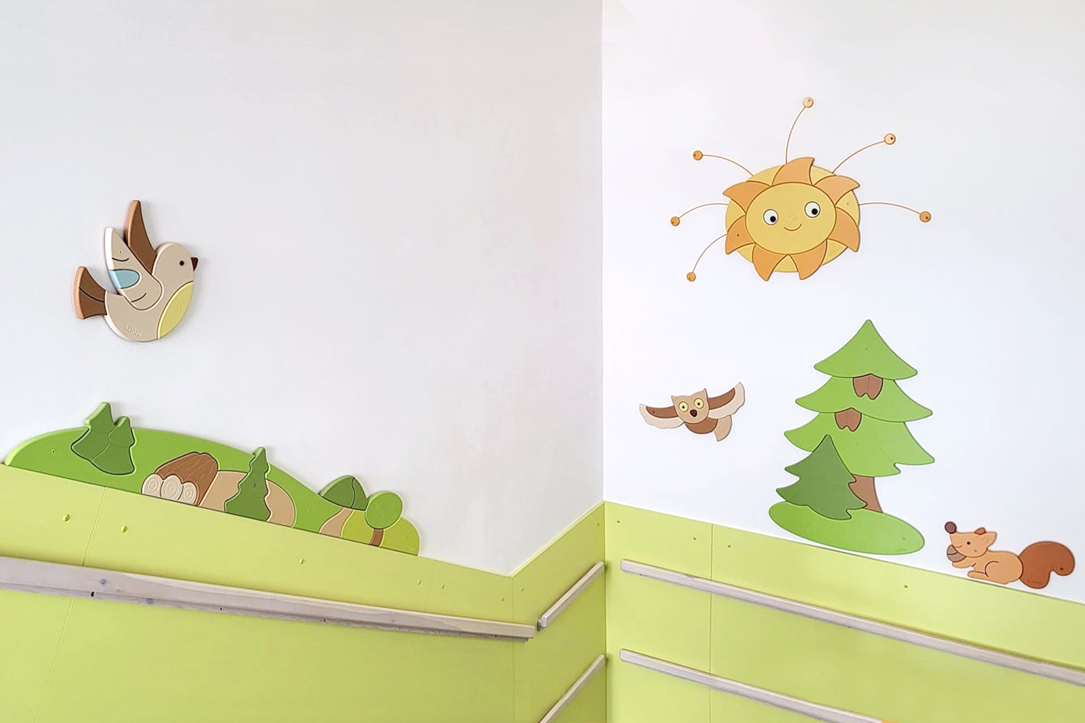 Realizace vybavení chodby a schodiště MŠ - ochranný obklad stěn a tematické nástěnné dekorace