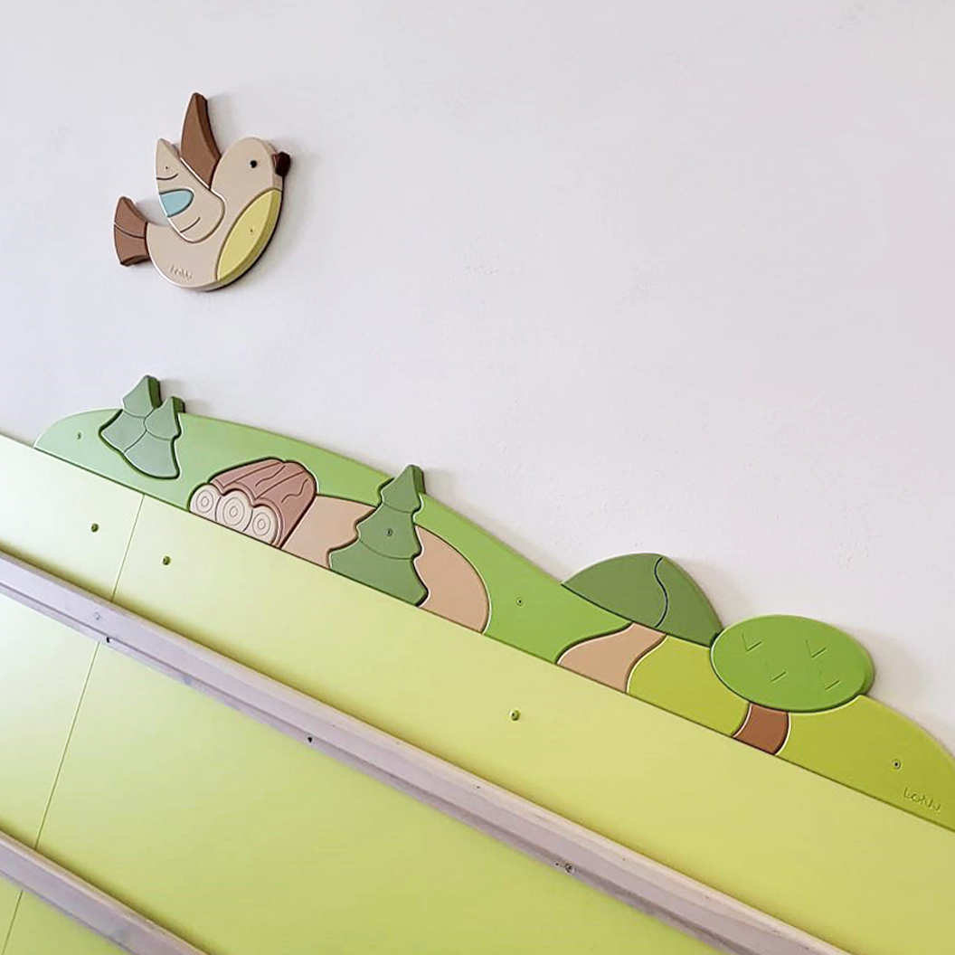 Realizace obkladu a dekorací – téma Les Realizace schodiště v MŠ - ochranný obklad a nástěnné dekorace třída Ptáčků