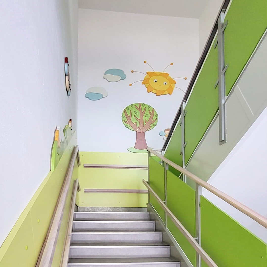 Realizace obkladu a dekorací – téma Louka Realizace schodiště v MŠ - ochranný obklad a nástěnné dekorace třída Berušek